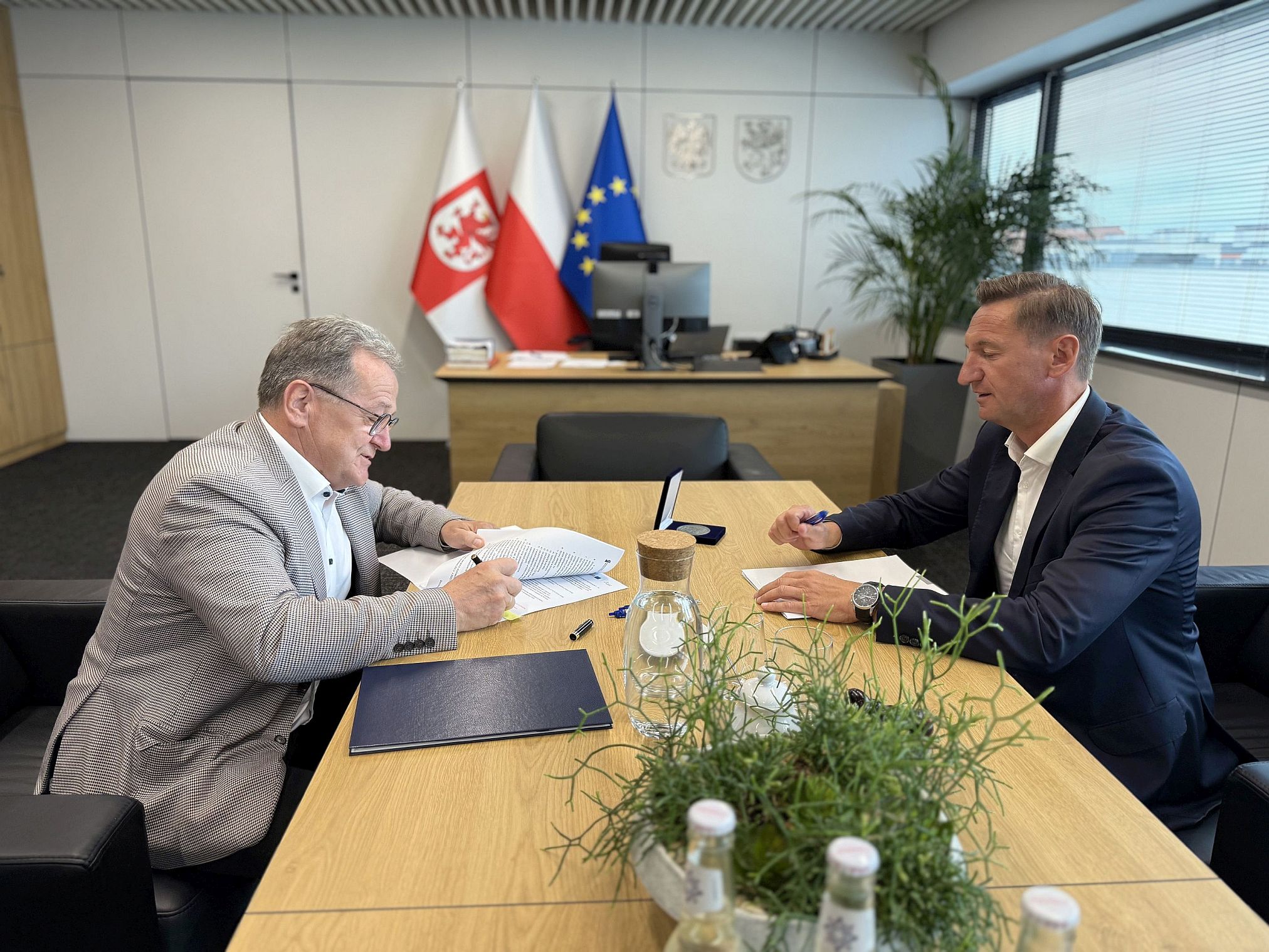 Dyrektor SSOM i Marszałek WZP podpisują dokumenty